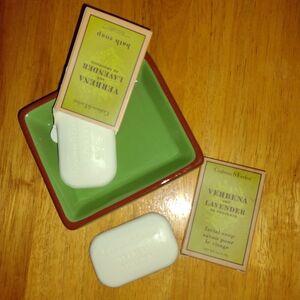 2 bars Crabtree & Evelyn VERBENA LAVENDER bath soap in a green ceramic dish